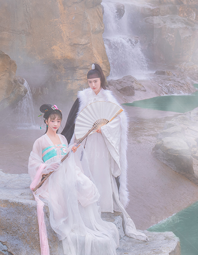 《水龙吟》